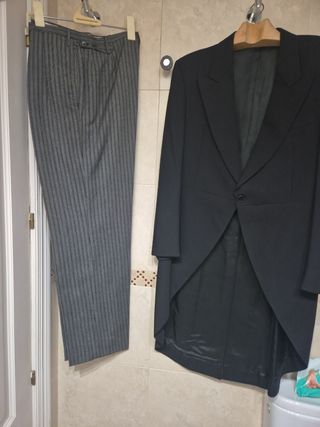 Traje de etiqueta negro y pantalón gris