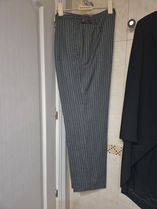 Traje de etiqueta negro y pantalón gris