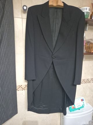 Traje de etiqueta negro y pantalón gris
