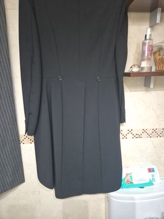 Traje de etiqueta negro y pantalón gris