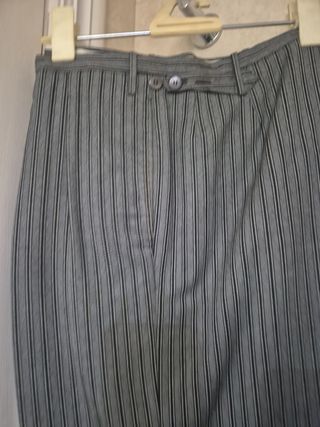 Traje de etiqueta negro y pantalón gris