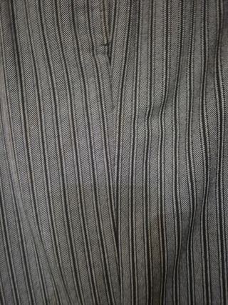 Traje de etiqueta negro y pantalón gris