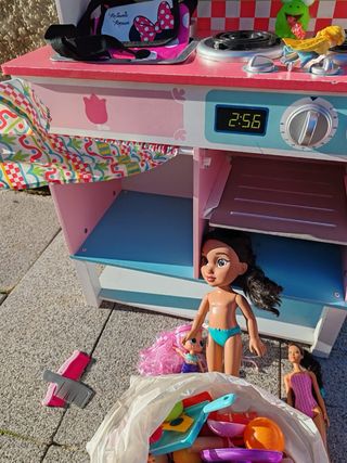 Cocinita de madera con muñecas y bolsa de frutas