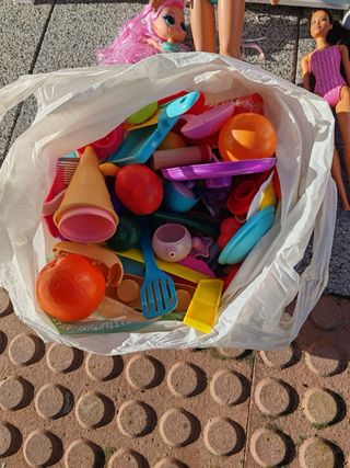 Cocinita de madera con muñecas y bolsa de frutas