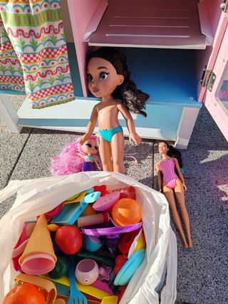 Cocinita de madera con muñecas y bolsa de frutas