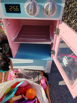 Cocinita de madera con muñecas y bolsa de frutas