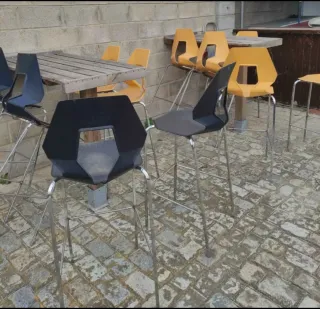 Sillas altas 7 amarillas 4 negras PRECIO UNIDAD