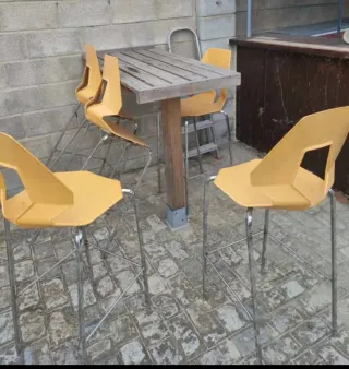 Sillas altas 7 amarillas 4 negras PRECIO UNIDAD