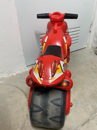 Moto correpasillos roja