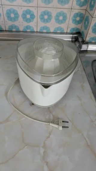 Exprimidor eléctrico blanco