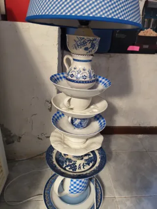 Lámpara de mesa de cerámica azul y blanca