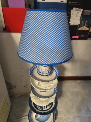 Lámpara de mesa de cerámica azul y blanca