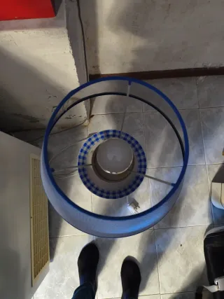 Lámpara de mesa de cerámica azul y blanca