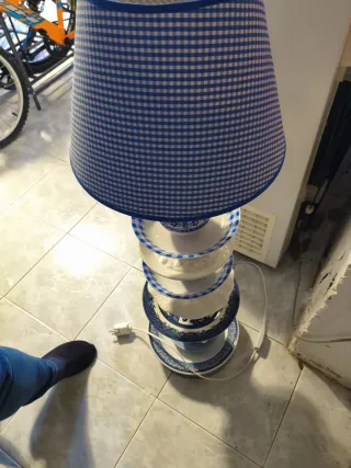 Lámpara de mesa de cerámica azul y blanca