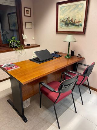 Mesa de oficina de madera con 2 sillas