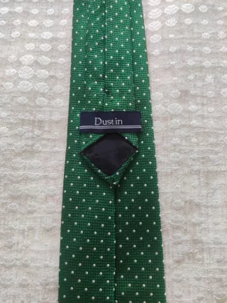 Corbata verde con puntos blancos