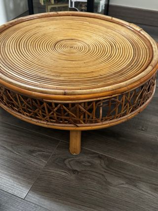 Mesa baja redonda de mimbre y ratán