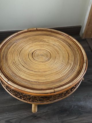 Mesa baja redonda de mimbre y ratán