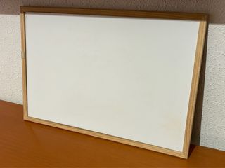 Pizarra blanca con marco de madera