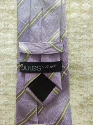 Corbata morada con rayas