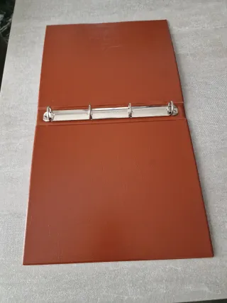 Raccoglitore ad anelli marrone