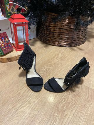 Sandalias negras con flecos