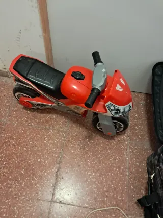 Moto de juguete roja para niños