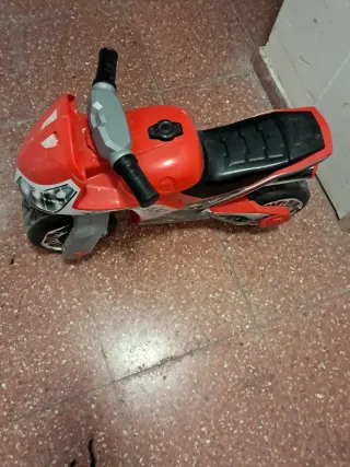 Moto de juguete roja para niños