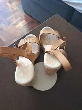 Sandalias de mujer beige y marrón