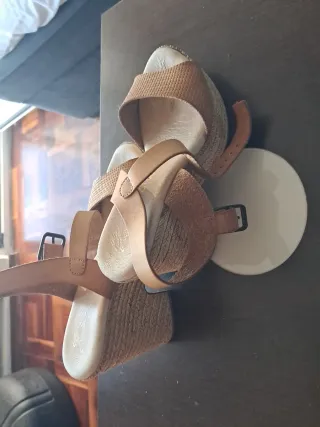 Sandalias de mujer beige y marrón