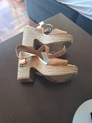 Sandalias de mujer beige y marrón