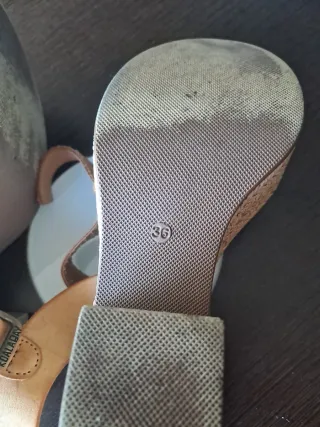 Sandalias de mujer beige y marrón
