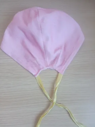 Muñeca Trotie con gorro de pompones