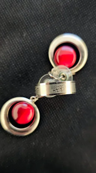 Anillo y pendientes aro con piedra roja de Acero