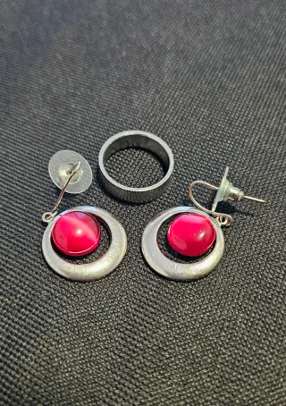 Anillo y pendientes aro con piedra roja de Acero