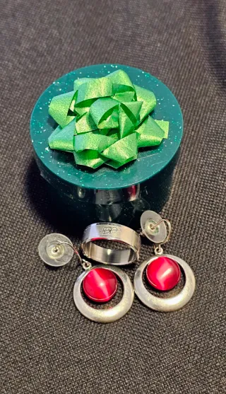 Anillo y pendientes aro con piedra roja de Acero