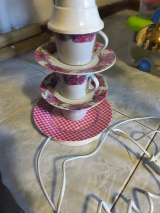 Lámpara de mesa rosa y dorada