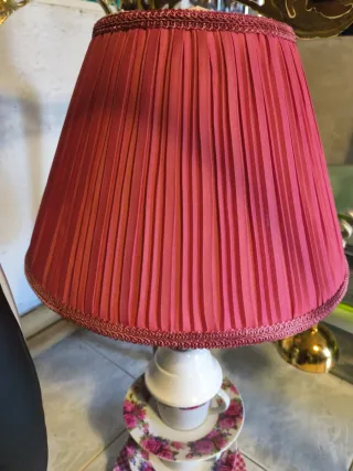 Lámpara de mesa rosa y dorada