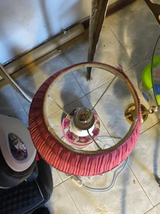 Lámpara de mesa rosa y dorada