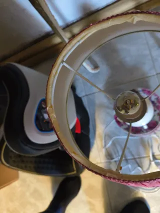 Lámpara de mesa rosa y dorada