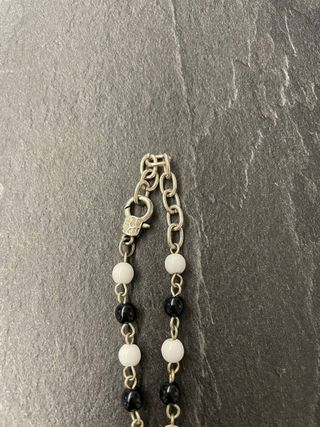 Collana perline bianche e nere e croce con strass