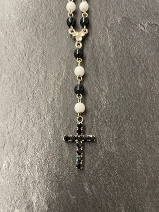 Collana perline bianche e nere e croce con strass