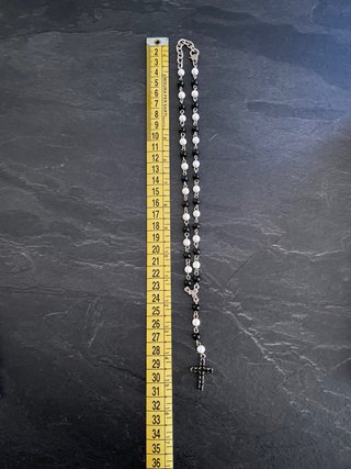 Collana perline bianche e nere e croce con strass