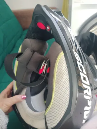 Casco de moto Scorpion negro