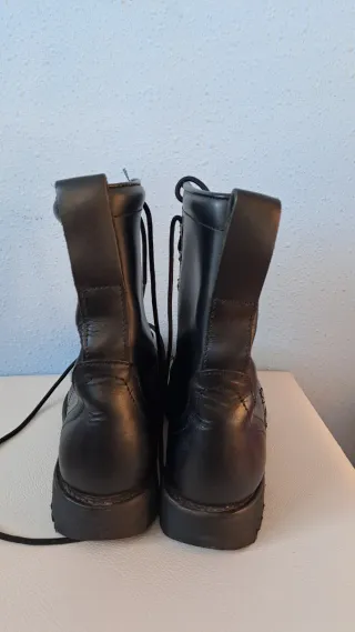 Botas negras estilo militar.