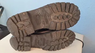 Botas negras estilo militar.