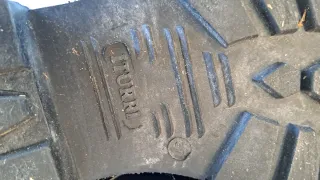 Botas negras estilo militar.