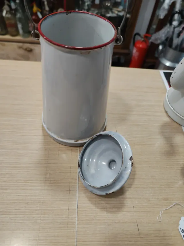 Lechera antigua esmaltada