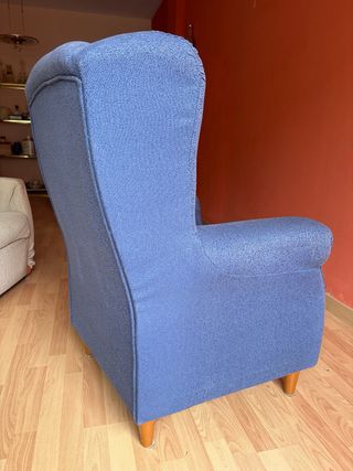 Butaca azul de tela y madera