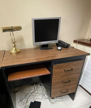 Escritorio con cajonera de madera